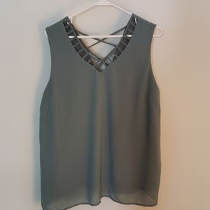 Green lattice neck tank